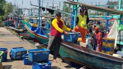 people working between dock and boat