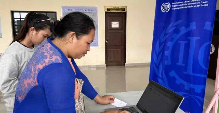 Workers self-enrol for social protection coverage online through free internet access in Siargao.